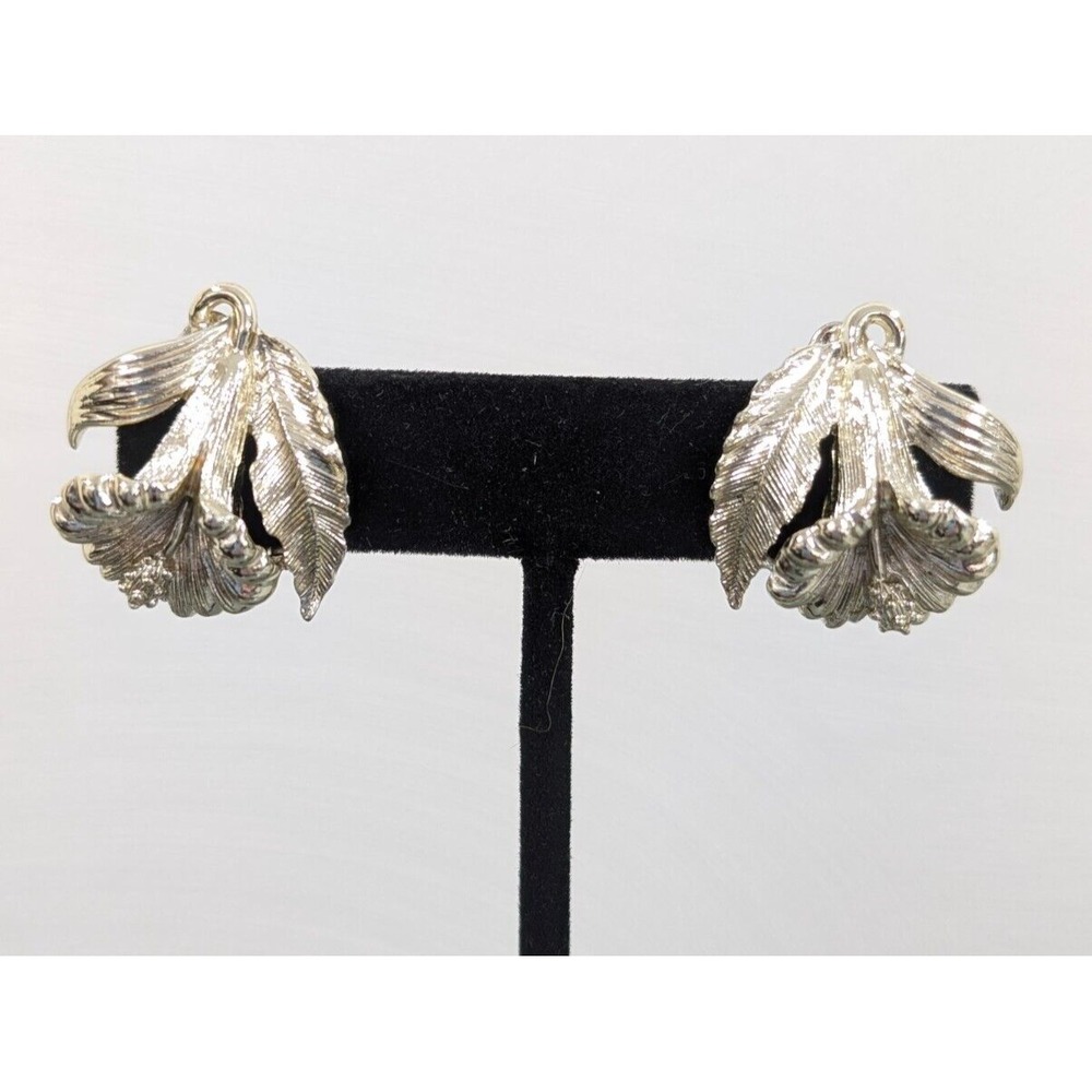 Vintage Signed Lisner Brushed Gold Tone Lily Flower Clip‎ On Earrings